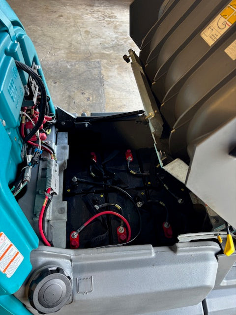 Refurbished Tennant T12, Rider Floor Sweeper-Scrubber, 32", 35 Gallon, Battery, Cylindrical, 9/1/1 Warranty