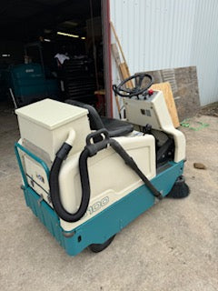 Refurbished Tennant 6100 | 30" Ride-On Sweeper, Battery